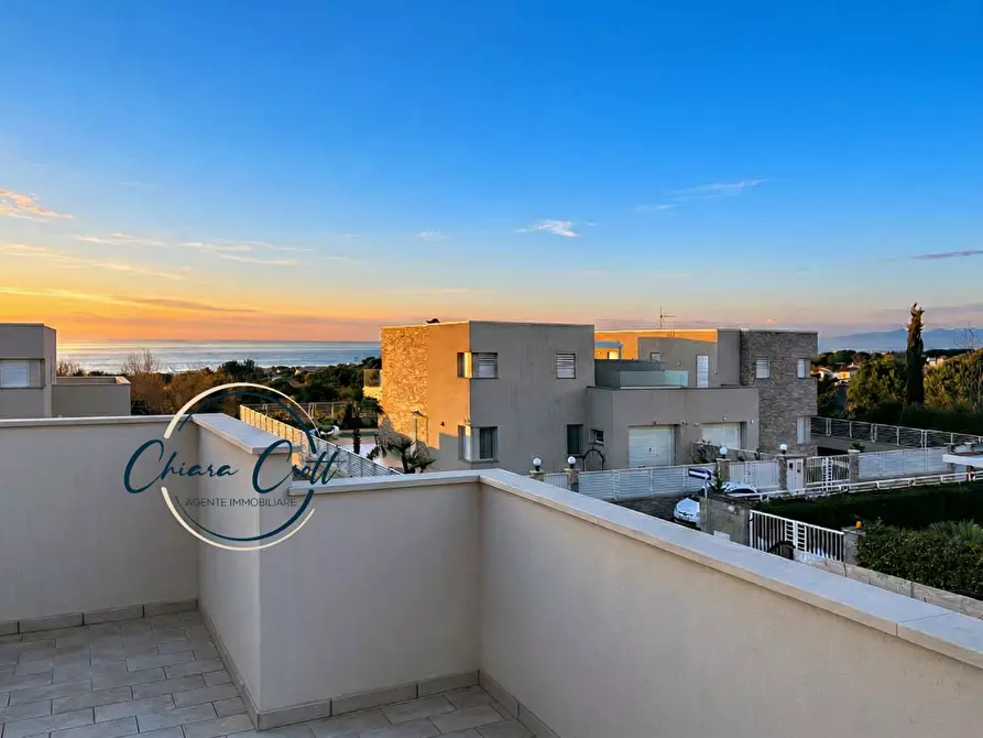 Immagine 2 di Villa in vendita  a Livorno