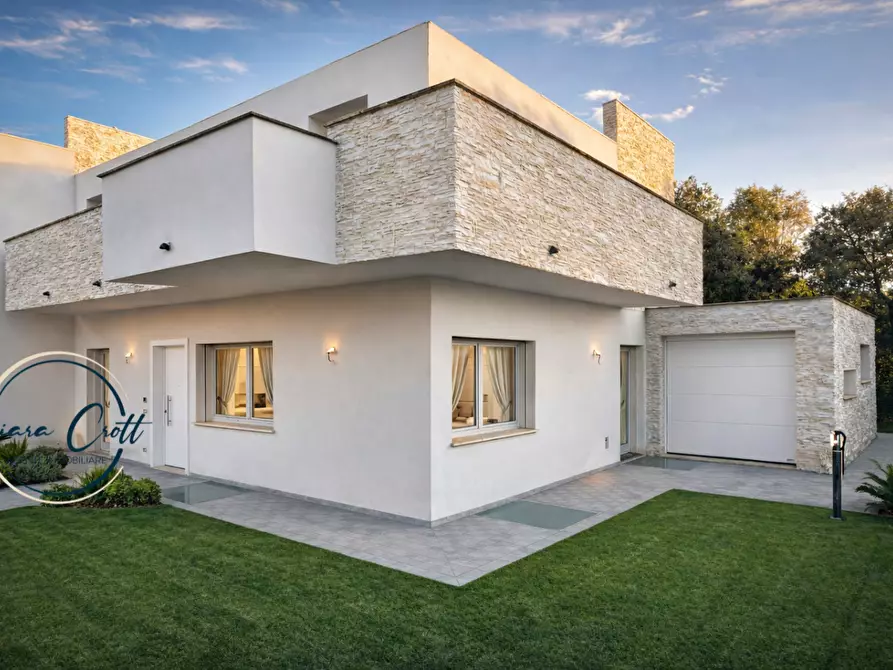 Immagine 3 di Villa in vendita  a Livorno