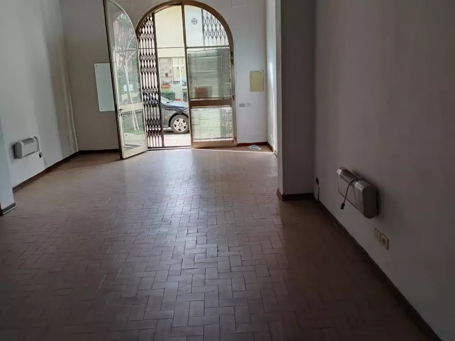 Immagine 3 di Locale commerciale in affitto  a Poggibonsi