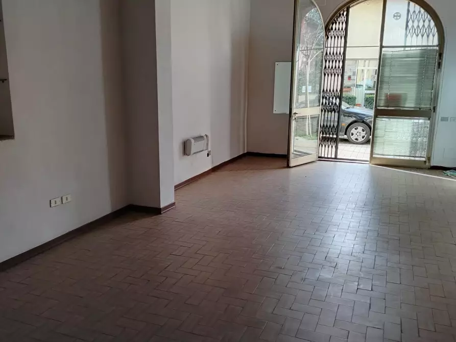 Immagine 1 di Locale commerciale in affitto  a Poggibonsi