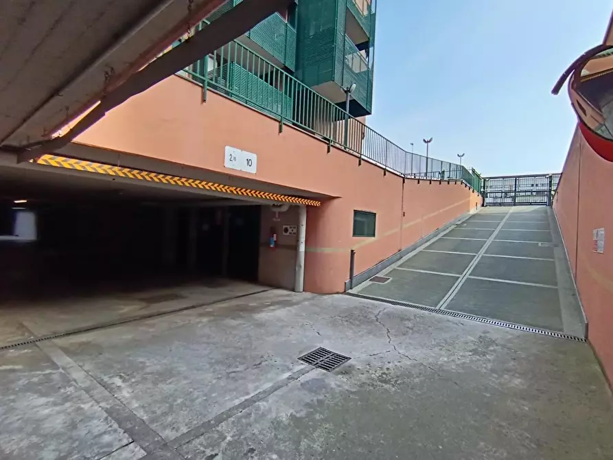 Immagine 2 di Garage in vendita  a Monza