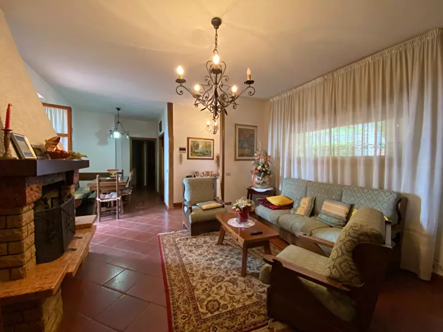 Immagine 3 di Casa bifamiliare in vendita  a Carmignano