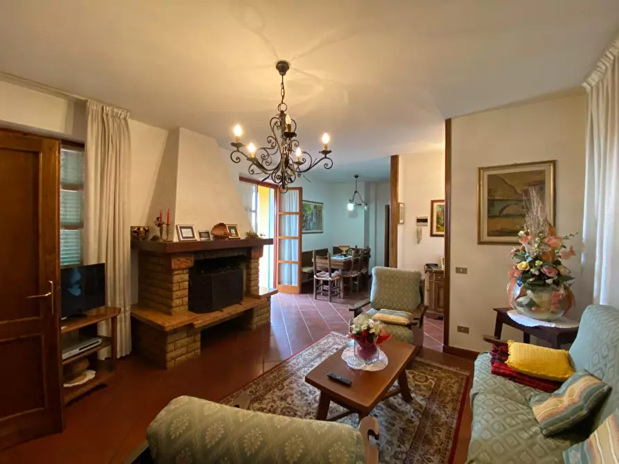 Immagine 2 di Casa bifamiliare in vendita  a Carmignano