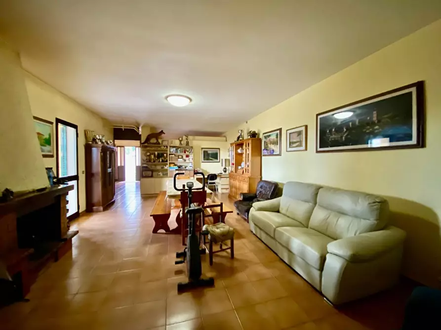 Immagine 22 di Casa bifamiliare in vendita  a Carmignano