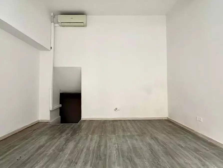 Immagine 5 di Locale commerciale in affitto  a Massa