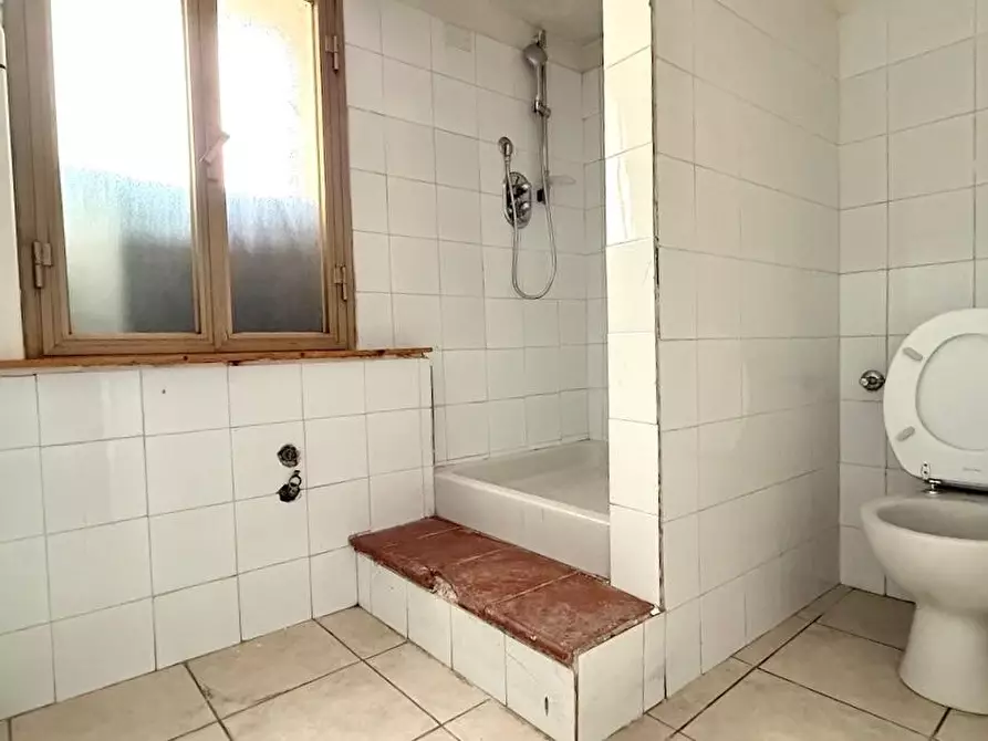 Immagine 14 di Locale commerciale in affitto  a Massa