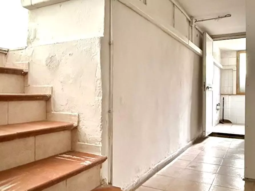 Immagine 11 di Locale commerciale in affitto  a Massa