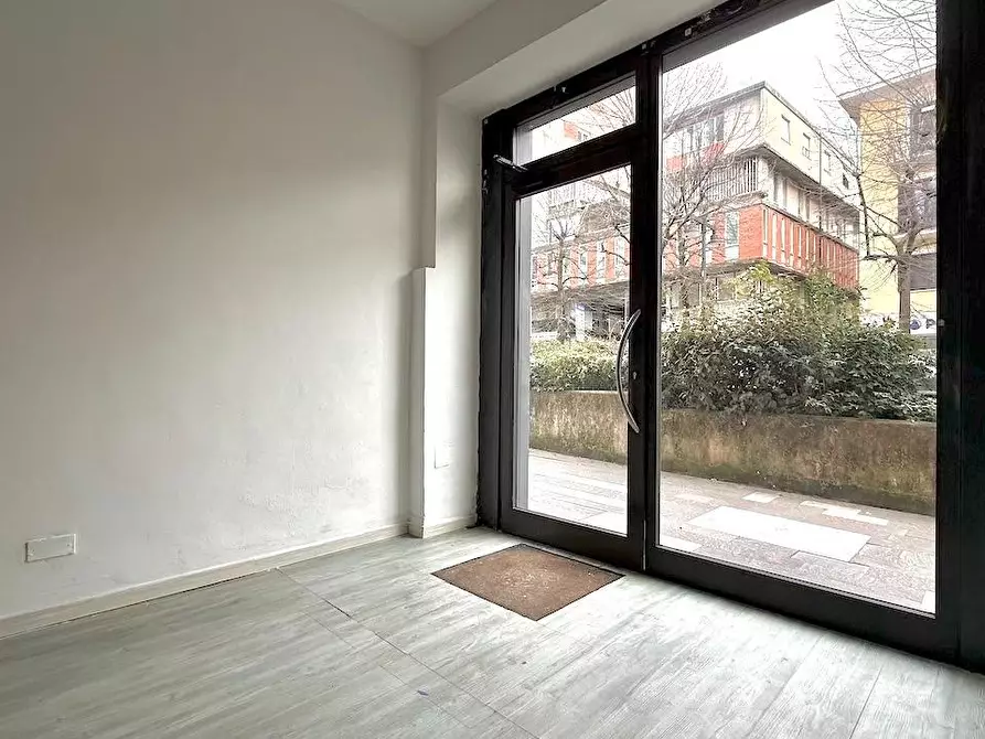 Immagine 2 di Locale commerciale in affitto  a Massa