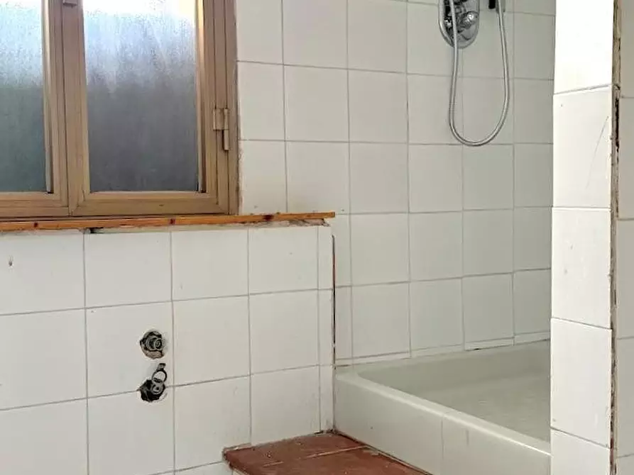 Immagine 10 di Locale commerciale in affitto  a Massa