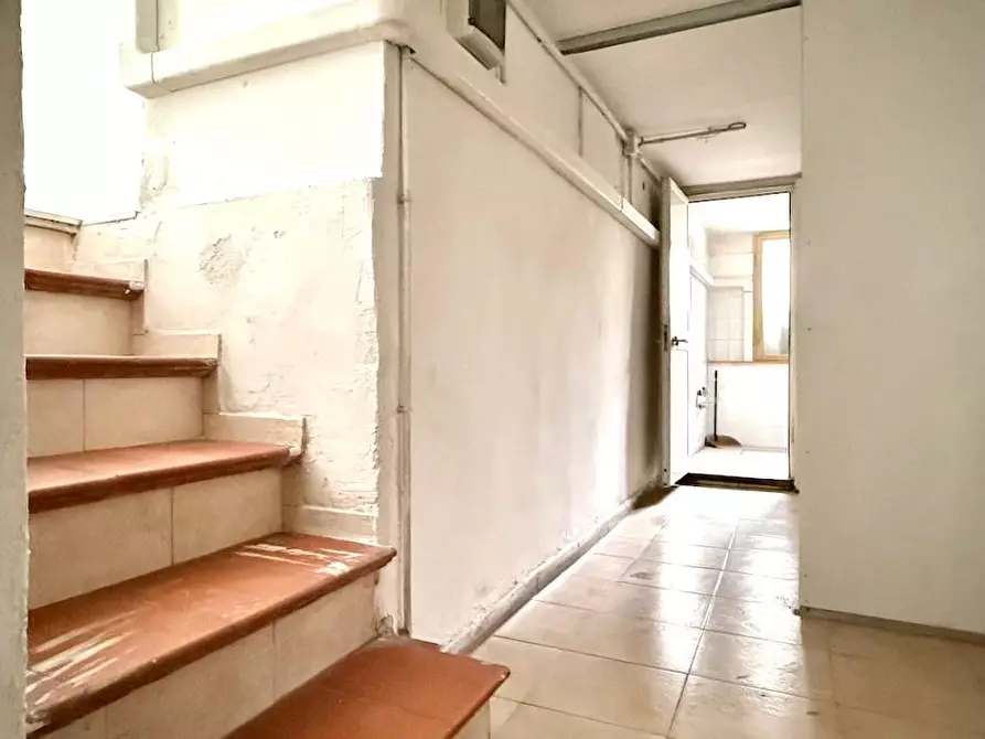 Immagine 1 di Locale commerciale in affitto  a Massa