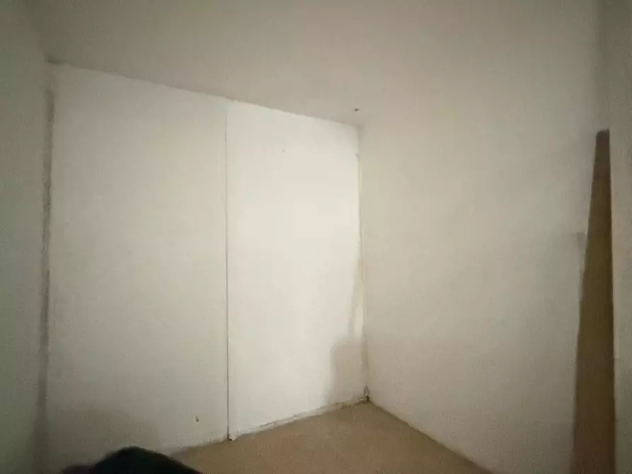 Immagine 15 di Locale commerciale in affitto  a Massa