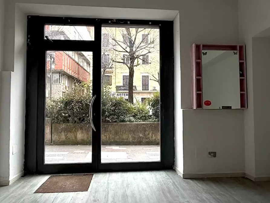 Immagine 3 di Locale commerciale in affitto  a Massa