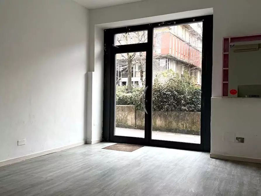 Immagine 12 di Locale commerciale in affitto  a Massa