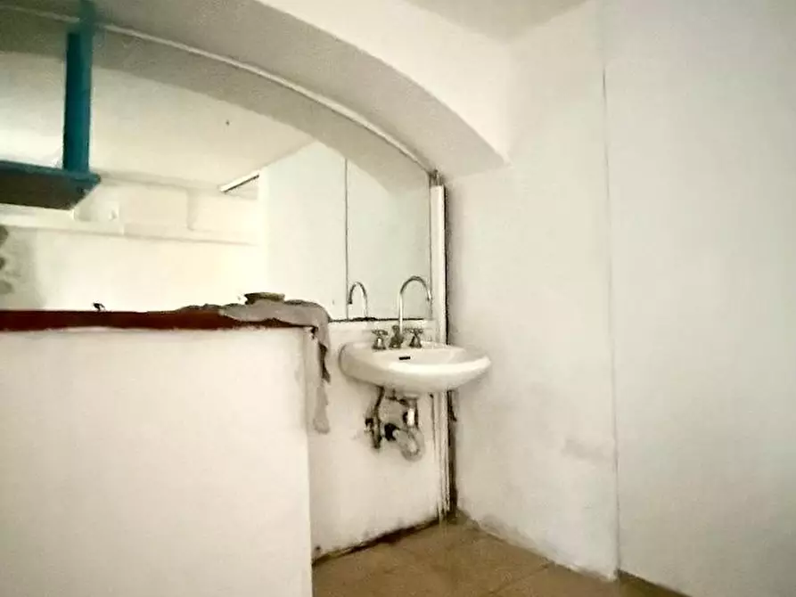 Immagine 13 di Locale commerciale in affitto  a Massa