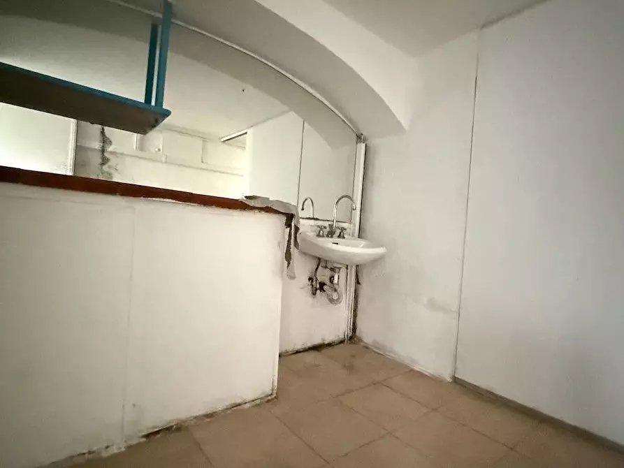 Immagine 8 di Locale commerciale in affitto  a Massa