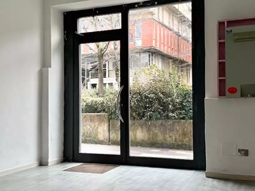 Immagine 19 di Locale commerciale in affitto  a Massa