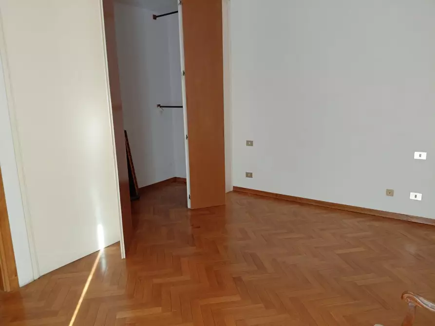 Immagine 23 di Appartamento in vendita  a Siena