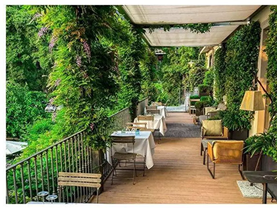 Immagine 3 di Locale commerciale in vendita  a Viareggio