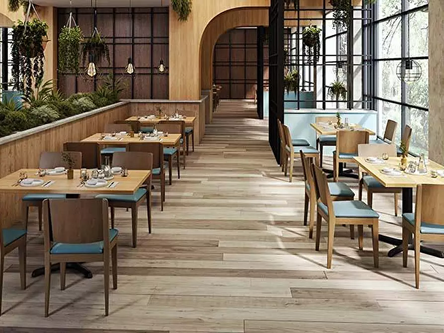 Immagine 1 di Locale commerciale in vendita  a Viareggio