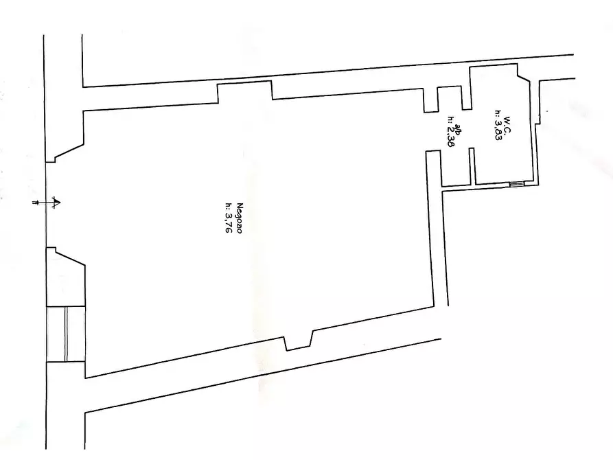 Immagine 1 di Locale commerciale in vendita  a Siena