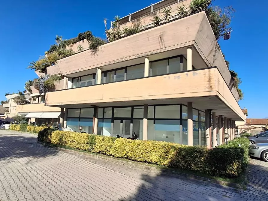 Immagine 14 di Locale commerciale in vendita  a Viareggio