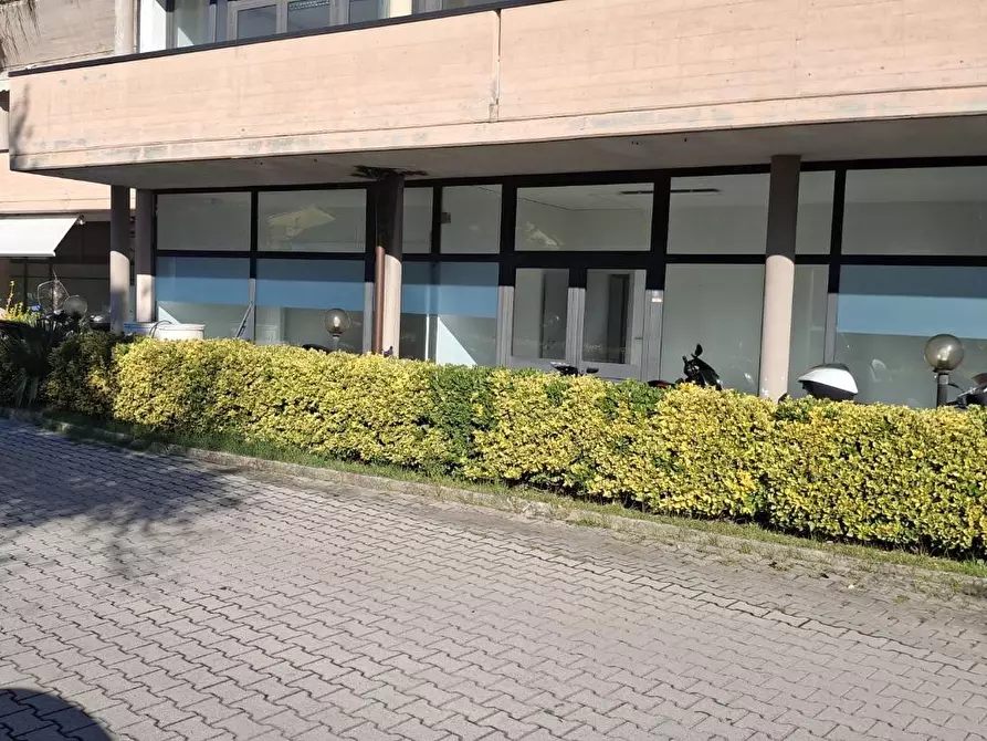 Immagine 8 di Locale commerciale in vendita  a Viareggio