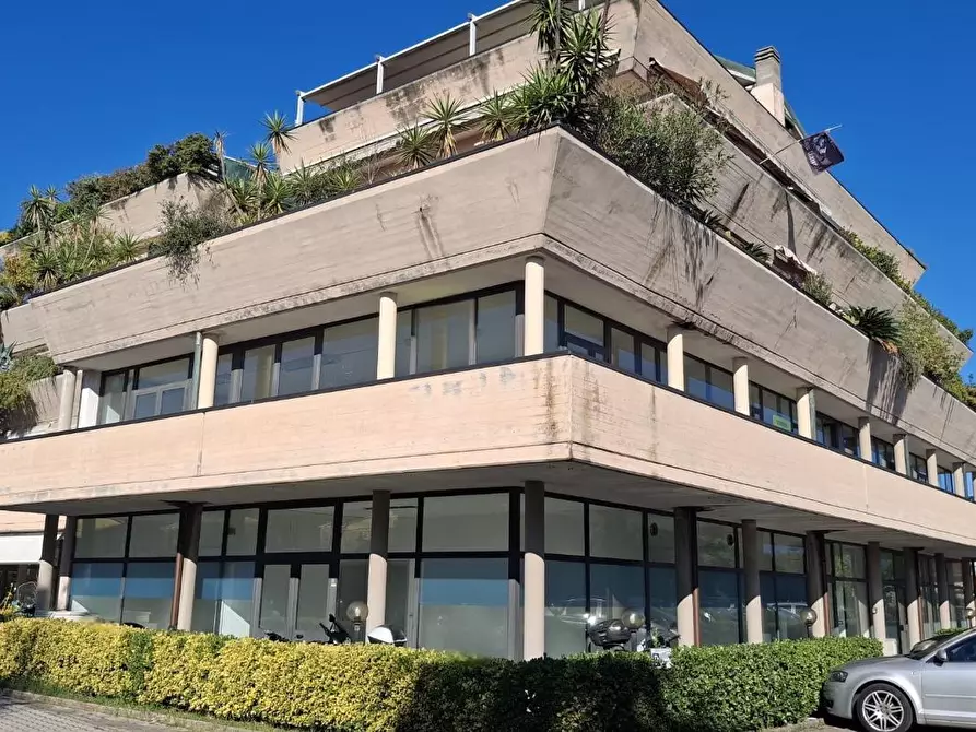 Immagine 15 di Locale commerciale in vendita  a Viareggio