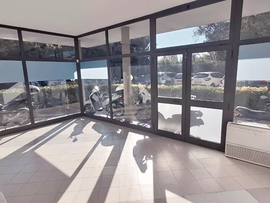 Immagine 3 di Locale commerciale in vendita  a Viareggio