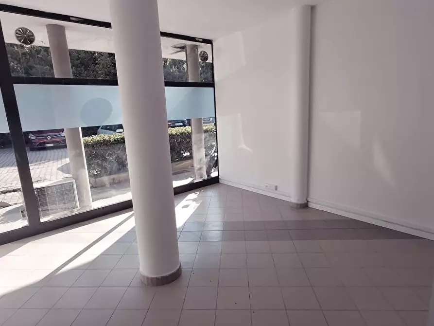 Immagine 2 di Locale commerciale in vendita  a Viareggio