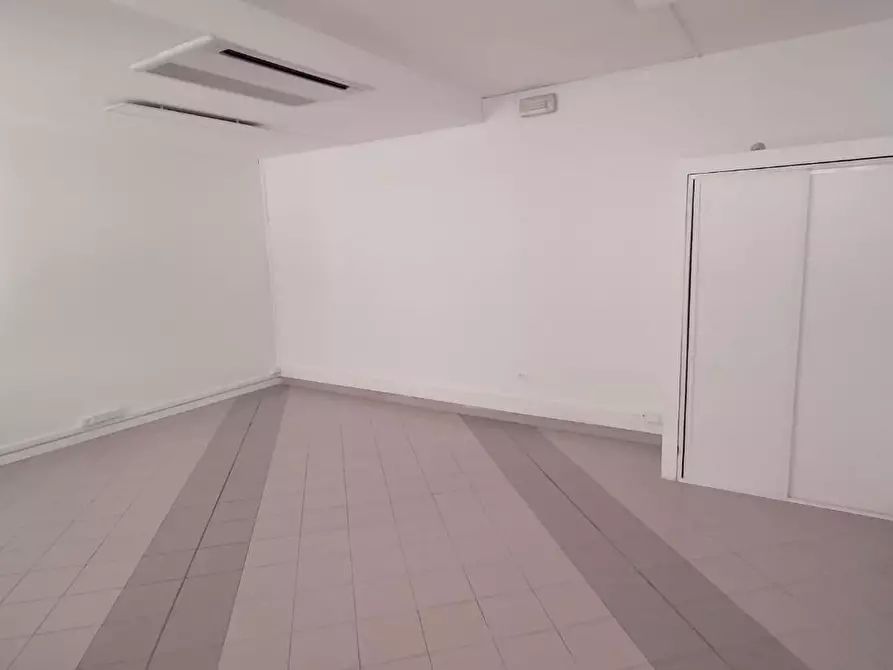 Immagine 4 di Locale commerciale in vendita  a Viareggio