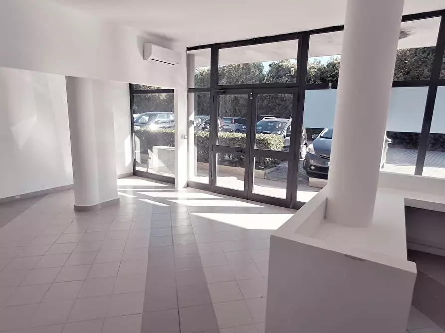 Immagine 7 di Locale commerciale in vendita  a Viareggio