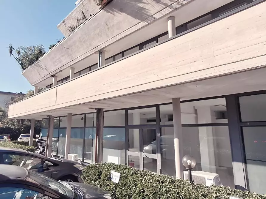 Immagine 9 di Locale commerciale in vendita  a Viareggio