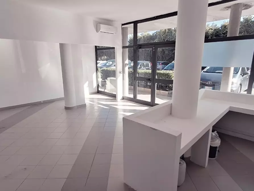 Immagine 1 di Locale commerciale in vendita  a Viareggio