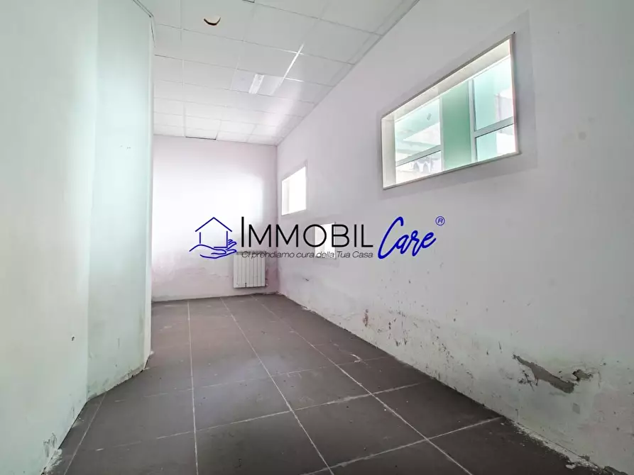 Immagine 13 di Locale commerciale in vendita  a Livorno