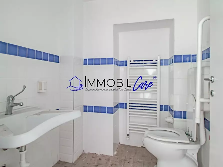 Immagine 18 di Locale commerciale in vendita  a Livorno