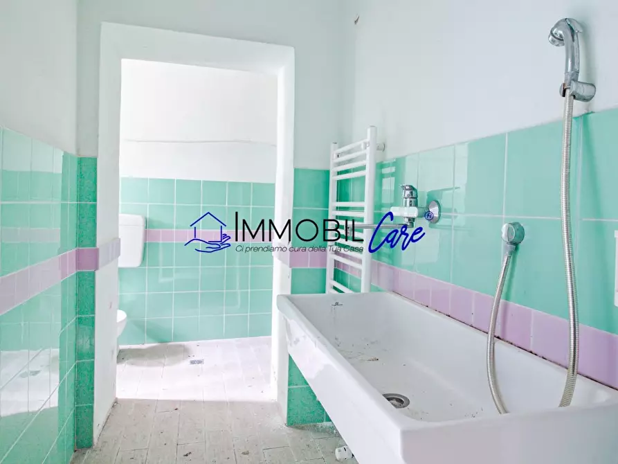 Immagine 15 di Locale commerciale in vendita  a Livorno