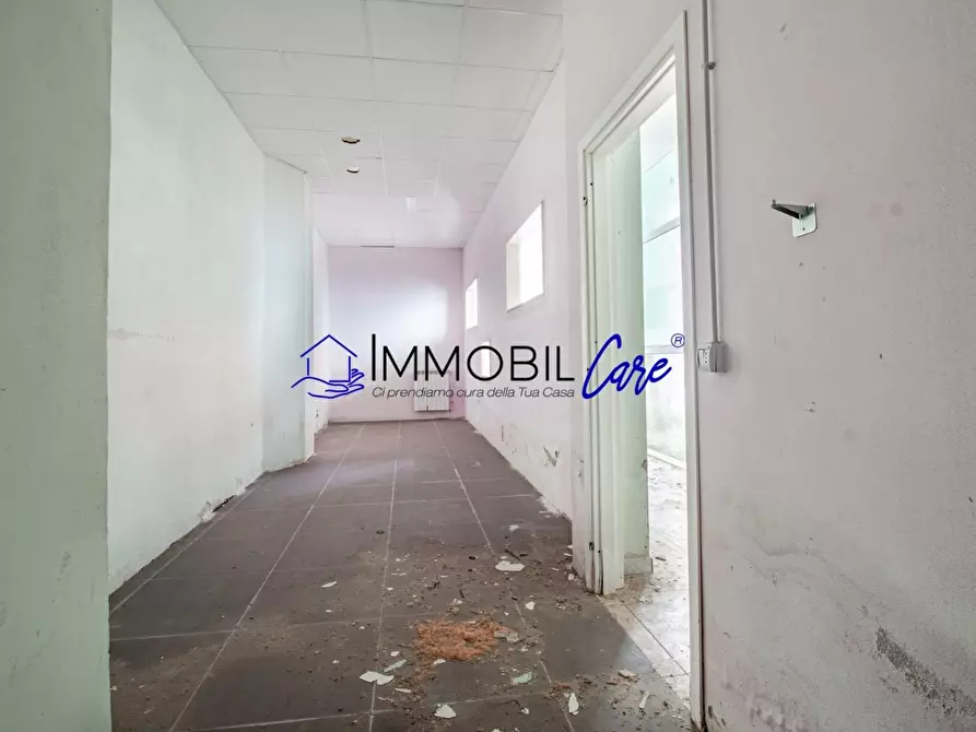 Immagine 12 di Locale commerciale in vendita  a Livorno