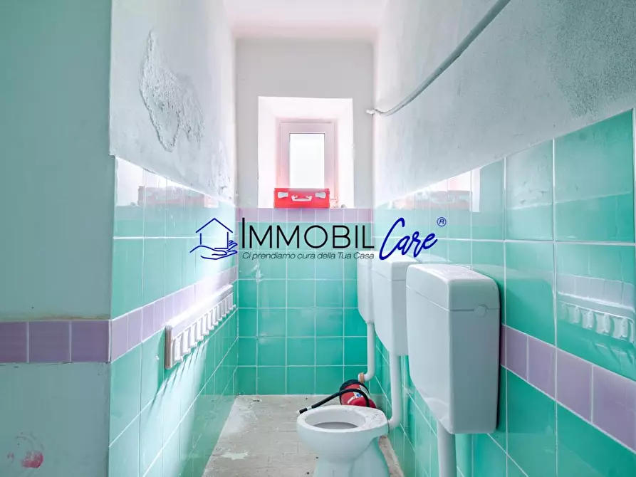 Immagine 16 di Locale commerciale in vendita  a Livorno