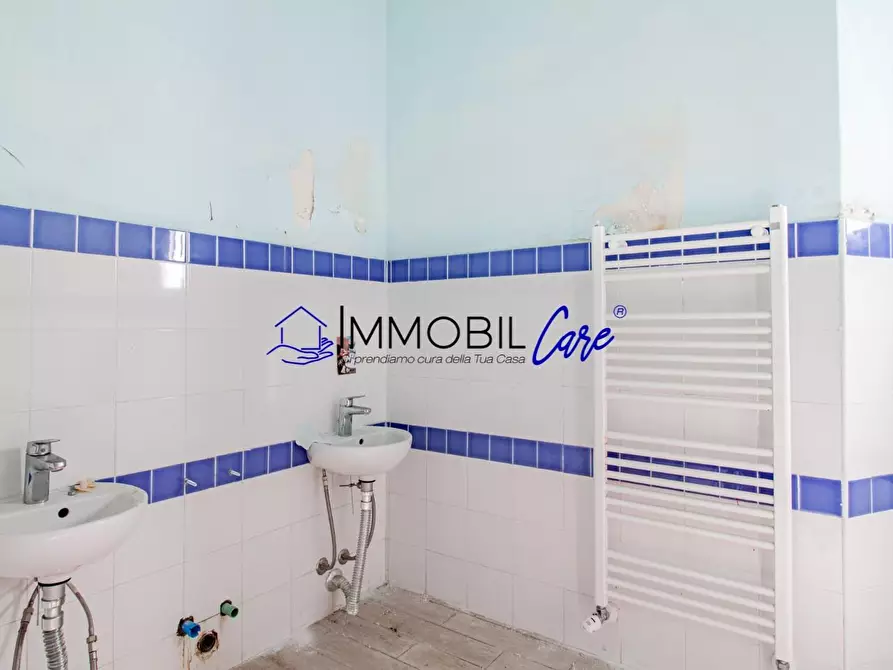 Immagine 17 di Locale commerciale in vendita  a Livorno