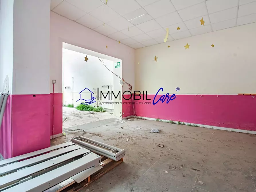 Immagine 9 di Locale commerciale in vendita  a Livorno