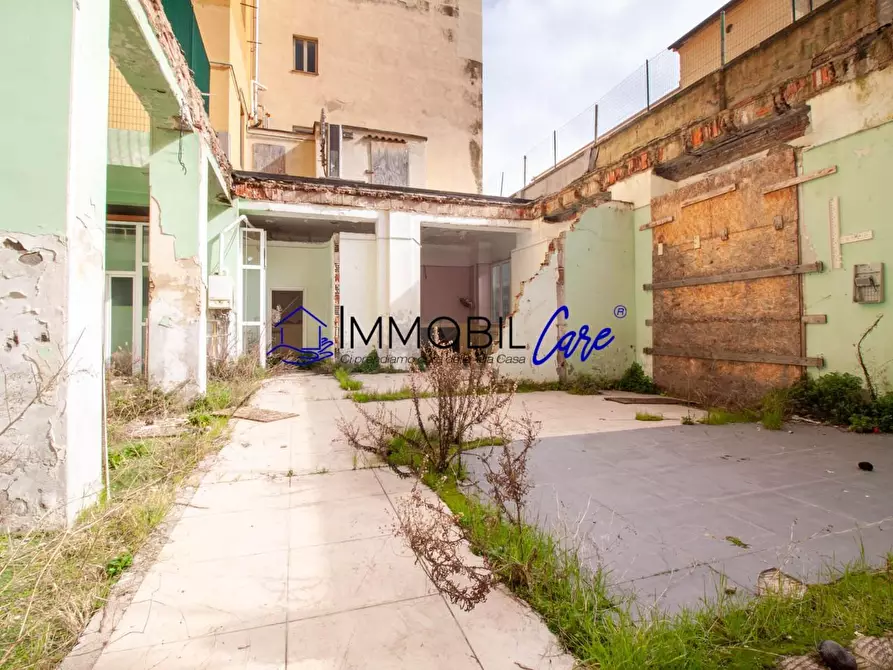 Immagine 6 di Locale commerciale in vendita  a Livorno