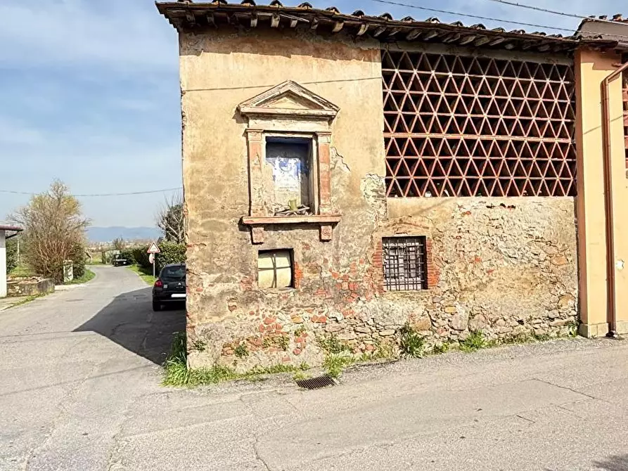 Immagine 10 di Deposito in vendita  a Capannori