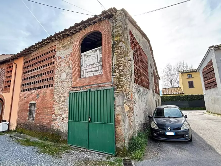 Immagine 9 di Deposito in vendita  a Capannori