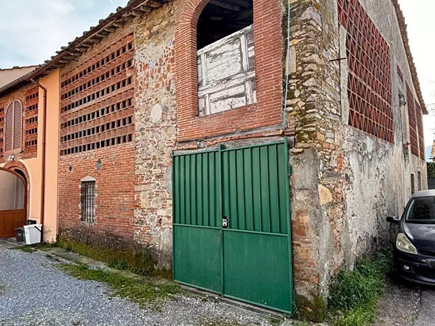 Immagine 1 di Deposito in vendita  a Capannori