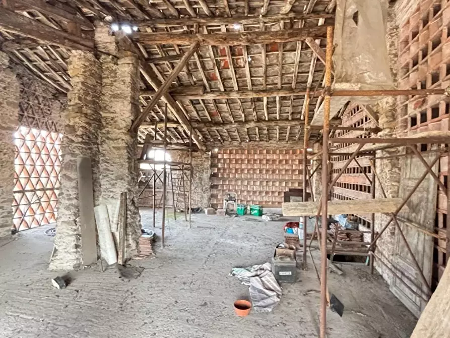 Immagine 8 di Deposito in vendita  a Capannori