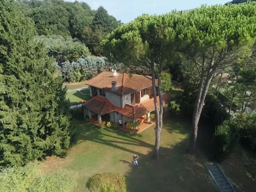Immagine 2 di Villa in vendita  a Camaiore