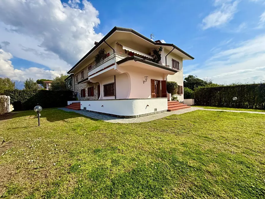 Immagine 2 di Casa bifamiliare in vendita  a Massa