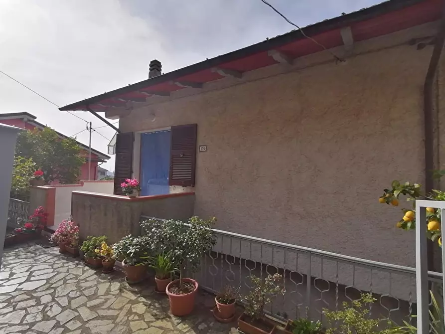 Immagine 3 di Porzione di casa in vendita  a Massa