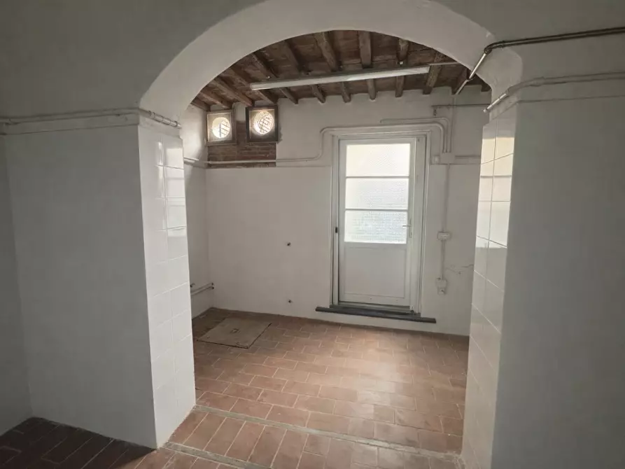 Immagine 2 di Locale commerciale in affitto  a Bientina