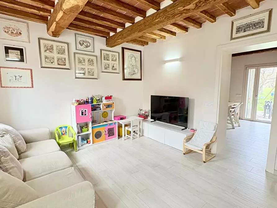 Immagine 1 di Villa in vendita  a Lucca